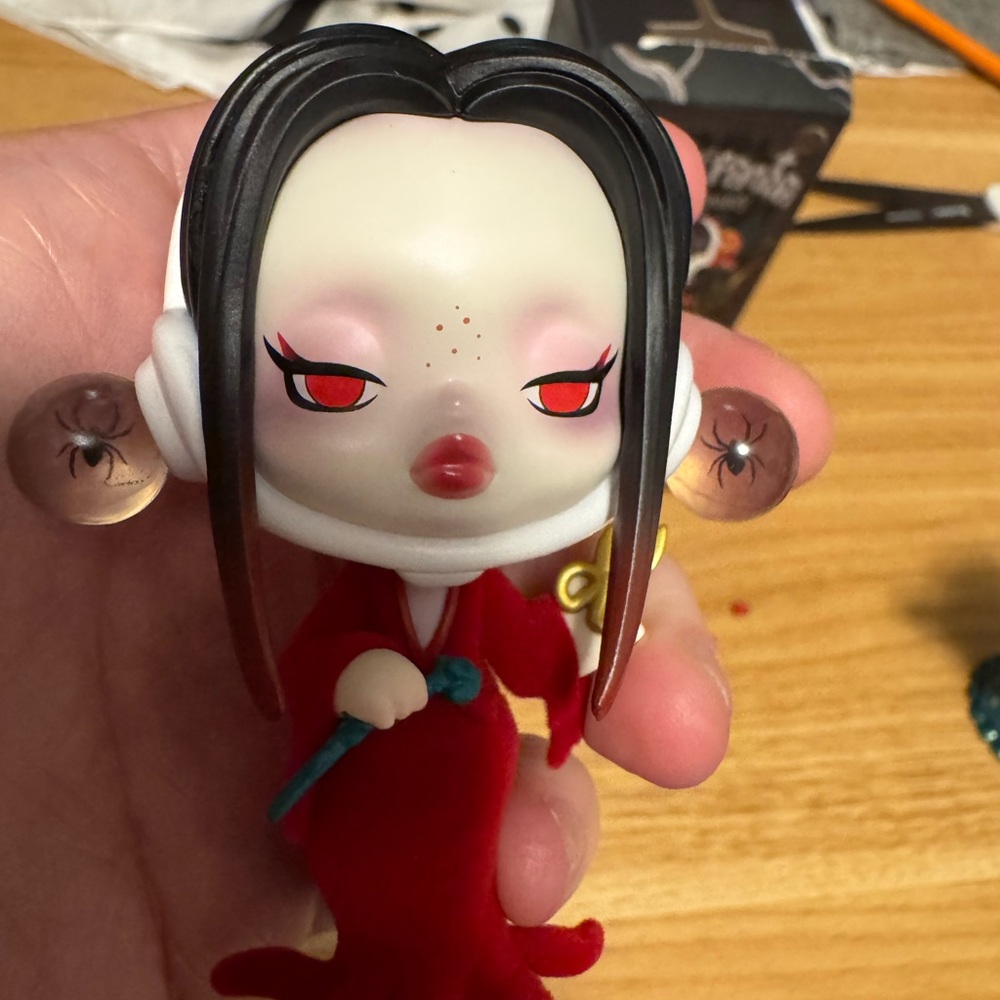 Skullpanda Addams Family Figurine - red morticia - Picture 2 of 7